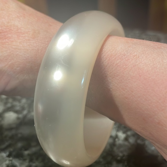 Vintage Lucite pearlescent bracelet - Picture 4 of 4